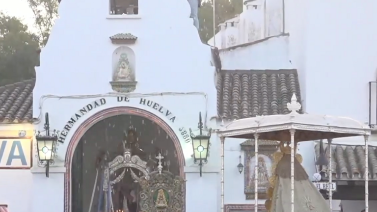 La Virgen del Roc&iacute;o frente a la Hermandad de Huelva.