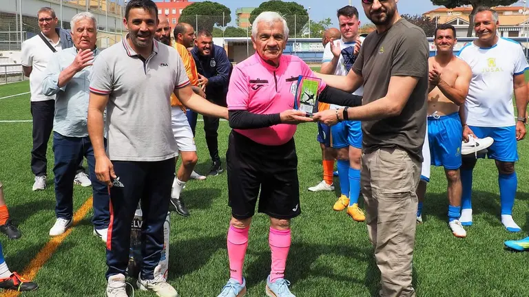 Pepe Lema recogiendo uno de sus reconocimientos 