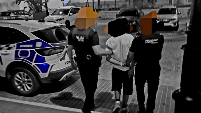 El detenido junto a los polic&iacute;as locales de Almonte. / Fotograf&iacute;a: Polic&iacute;a Local de Almonte