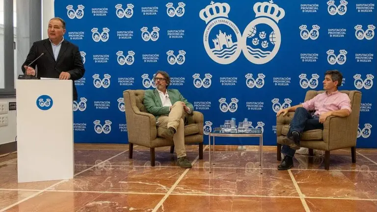Teodoro Le&oacute;n Gross reivindica el rigor period&iacute;stico en un encuentro en la Diputaci&oacute;n