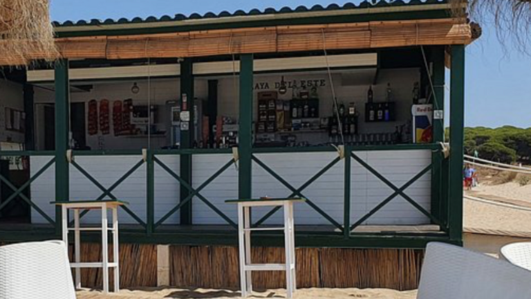 Chiringuito en Punta Umbr&iacute;a.