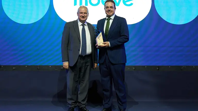 Jordi Hereu, ministro de Industria y Turismo, entrega el galard&oacute;n Best in Class a &Aacute;lvaro Llanos, director de Intermedios de Qu&iacute;mica en Moeve