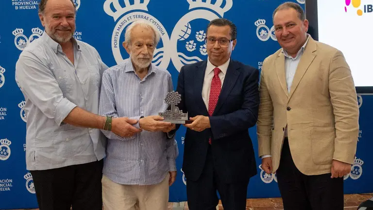 Enrique Vargas recibe el premio.