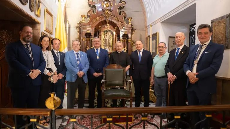 La Diputaci&oacute;n entrega a la Hermandad de la Cinta el sill&oacute;n que utiliz&oacute; San Juan Pablo II en Huelva