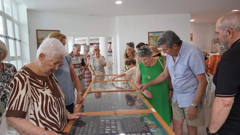 La exposici&oacute;n &lsquo;Colecciones&rsquo; rescata la memoria de varias generaciones en Punta Umbr&iacute;a