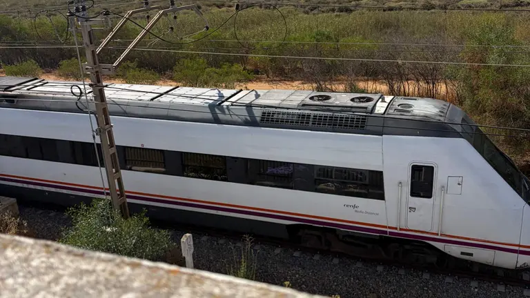 Tren pasando a las 11.00 horas por San Juan del Puerto.