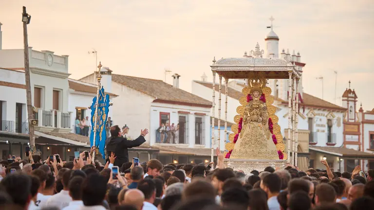 Virgen del Roc&iacute;o en procesi&oacute;n