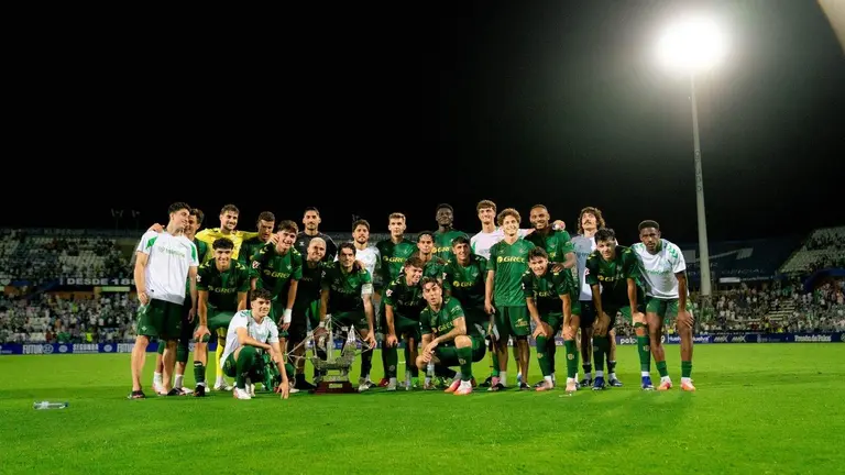 El Betis posando con la Carabela de Plata