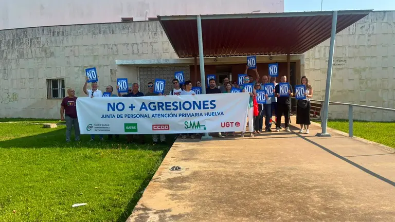 Los facultativos, concentrados a las puertas del centro de salud de San Juan del Puerto.