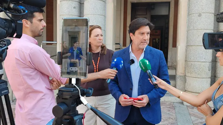 Enrique Gavi&ntilde;o en rueda de prensa