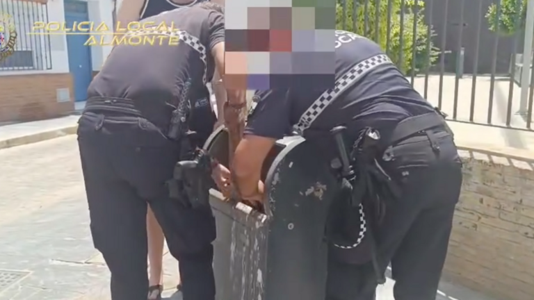 Momento del rescate / Fotograf&iacute;a: Polic&iacute;a local de Almonte.