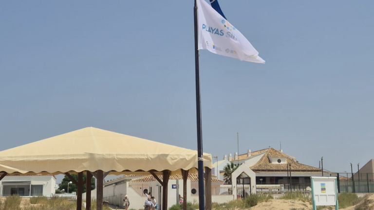 Punta Umbr&iacute;a renueva la bandera de 'Playa Sin Humos'