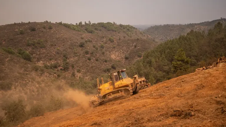Un bulldozer trabajando.