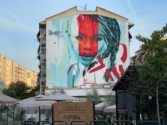 Alguno de los edificios de los barrios más señeros de Europa alberga los grafitis de Manomatic