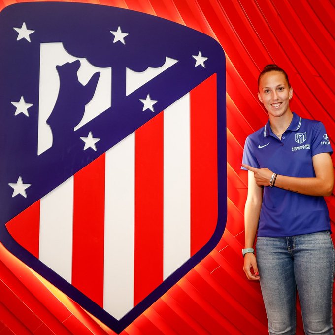 Cinta Rodríguez señala el escudo del Atlético de Madrid.