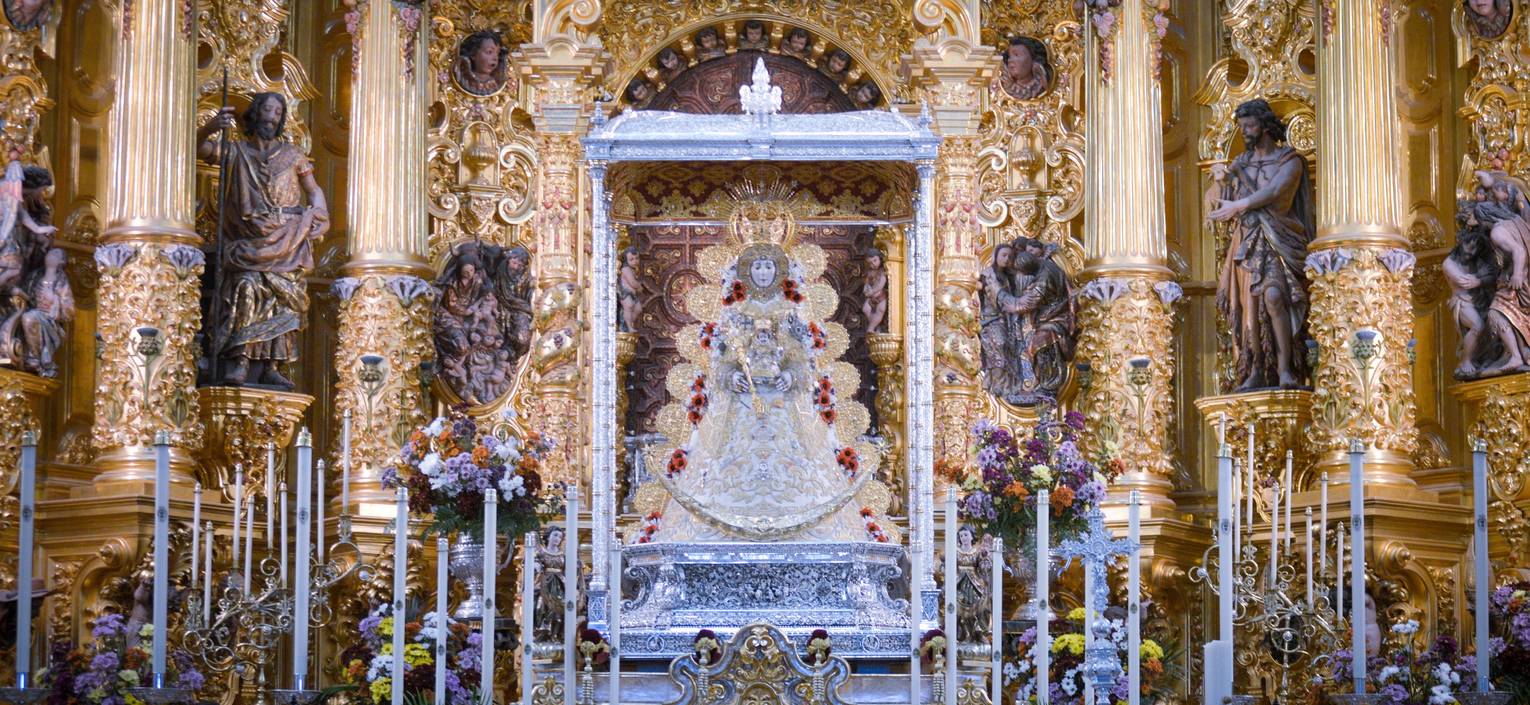 La Virgen del Rocío ya está en el Presbiterio del Santuario ¡¡¡