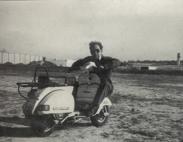 El Gran Romer circulando del reves con la Vespa