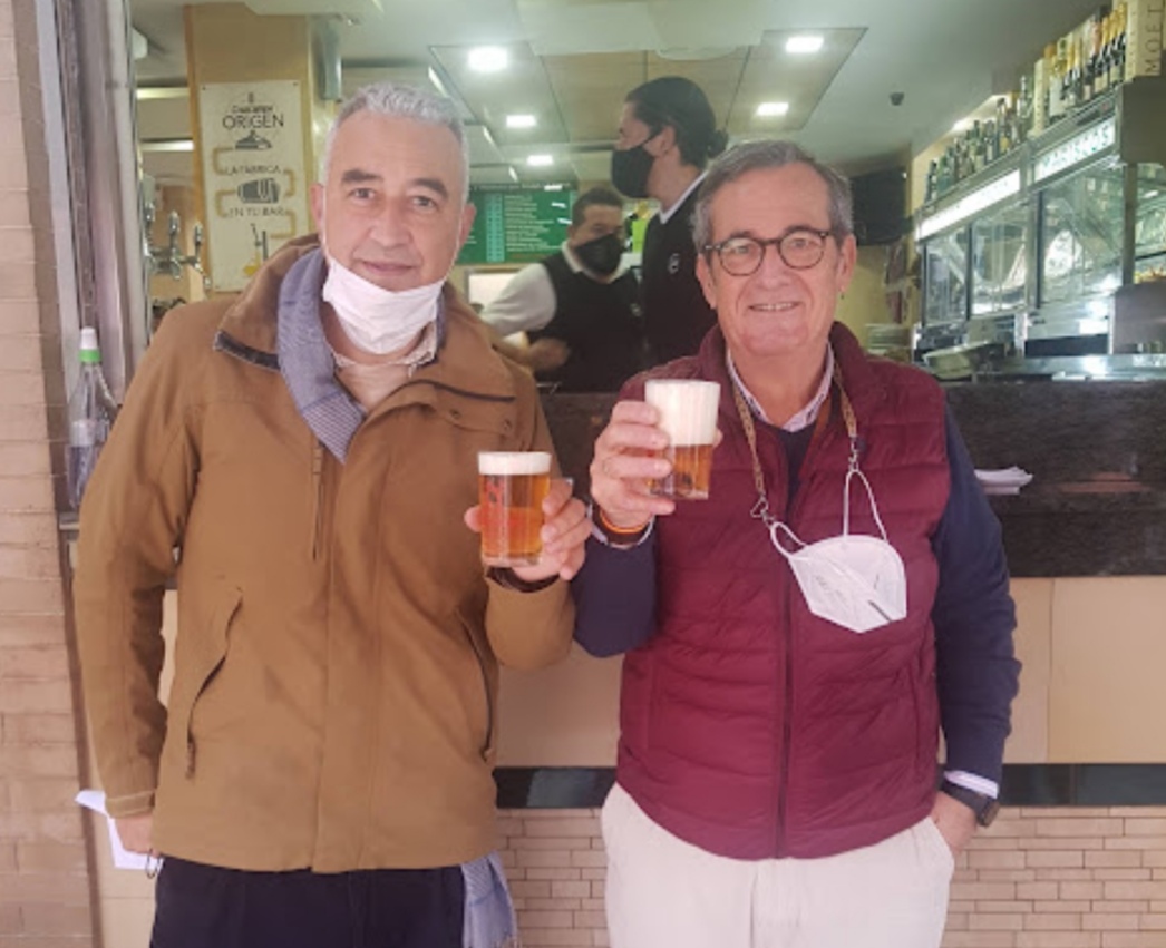 Brindando en Huelva.