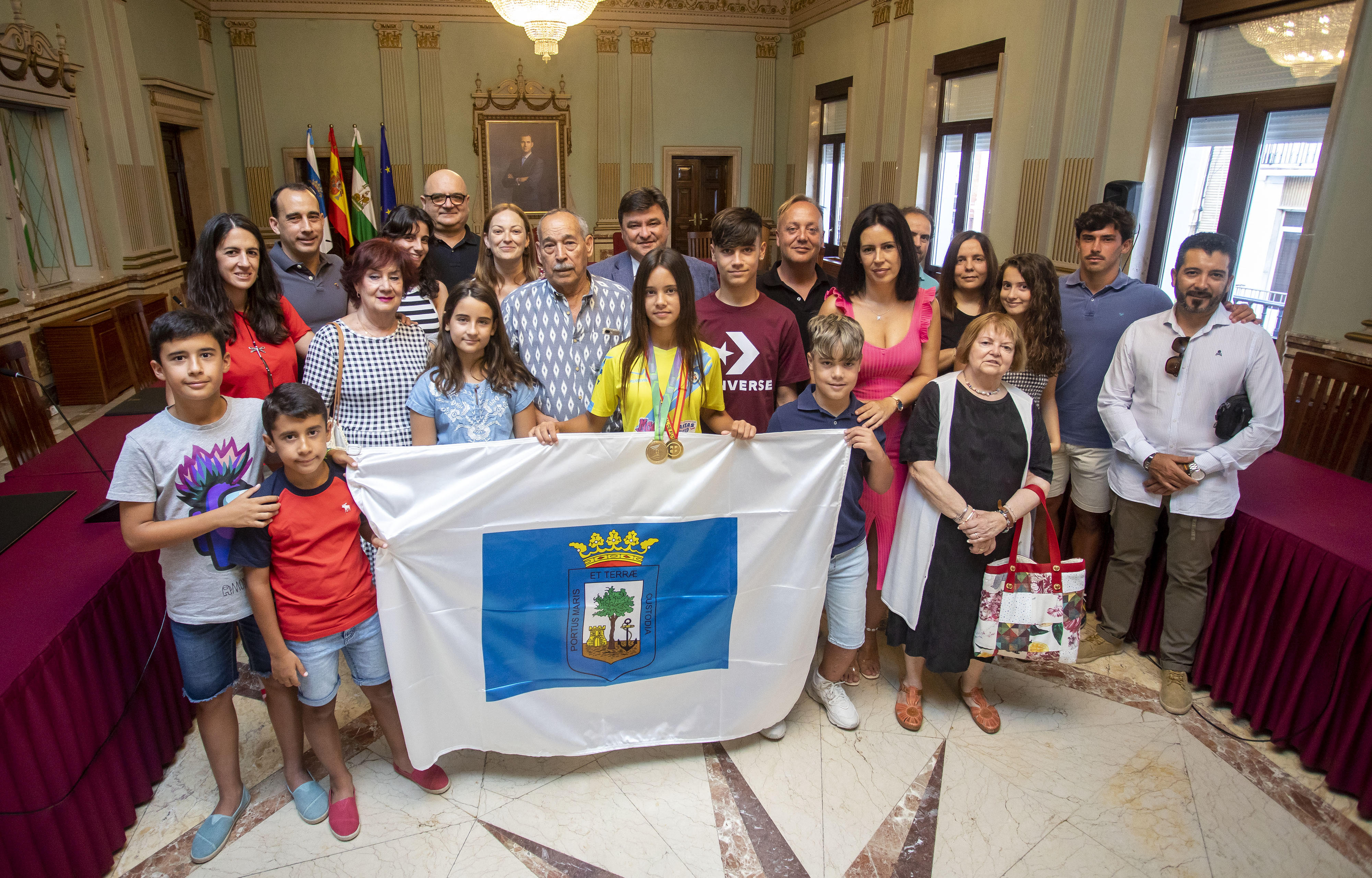Junto a sus amigos y familia en el Ayuntamiento.
