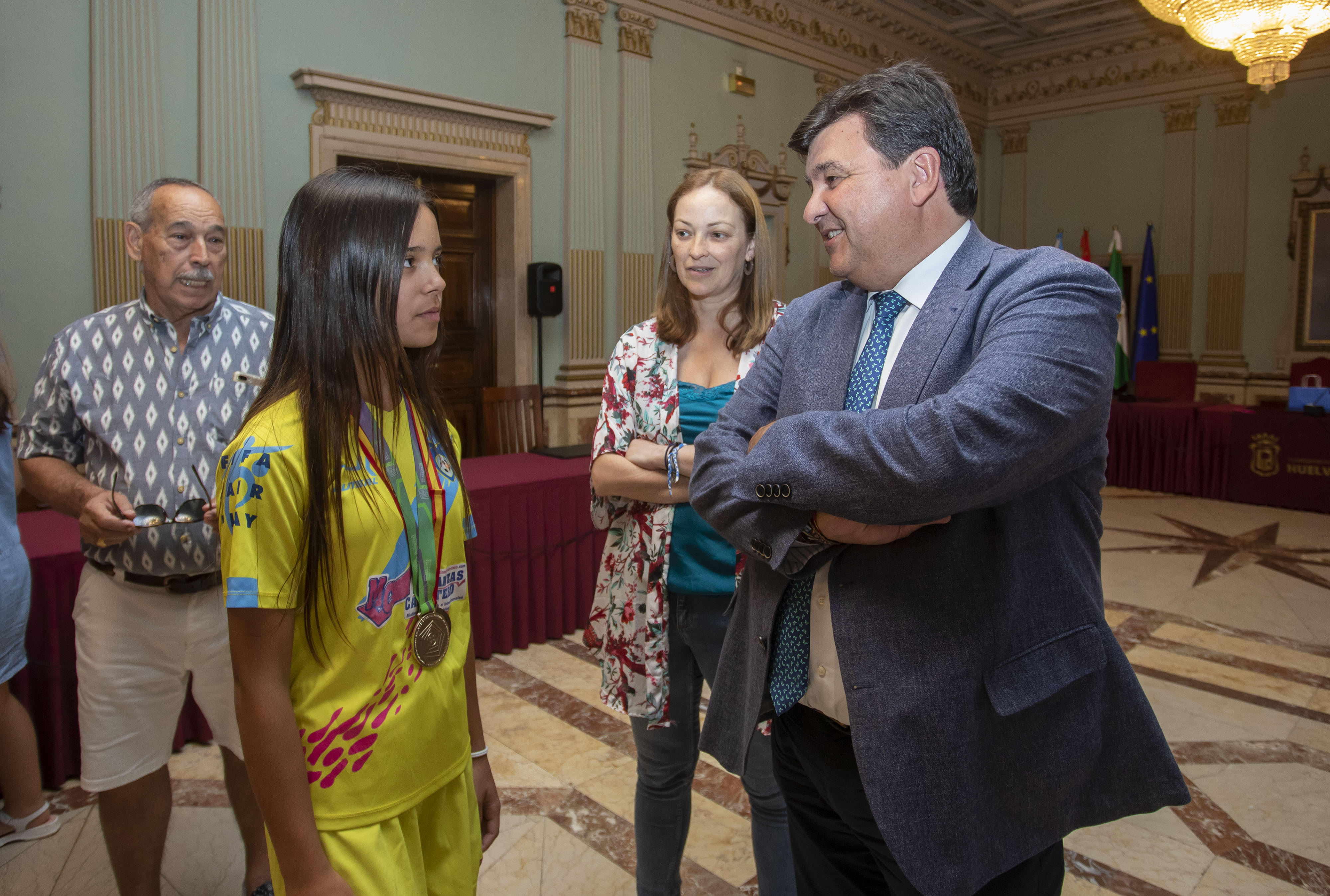 Recepcion María Ramos por el alcalde.