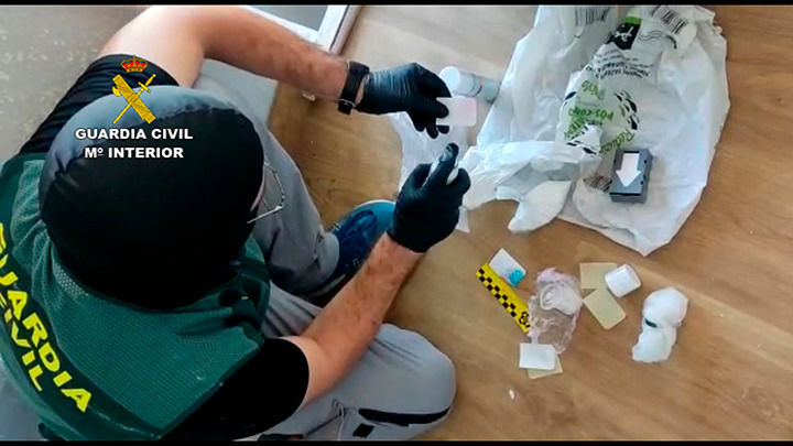 Recuento de droga incautada.