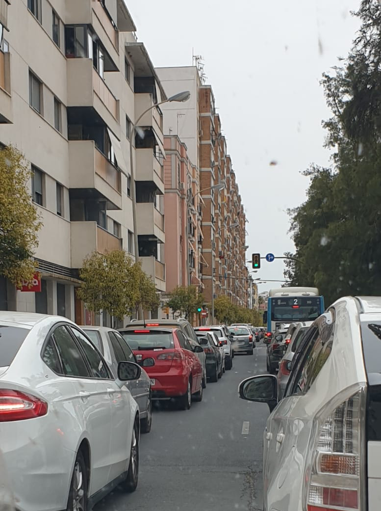 Retenciones en Huelva por el corte del Puente del Ódielas en dirección a Punta