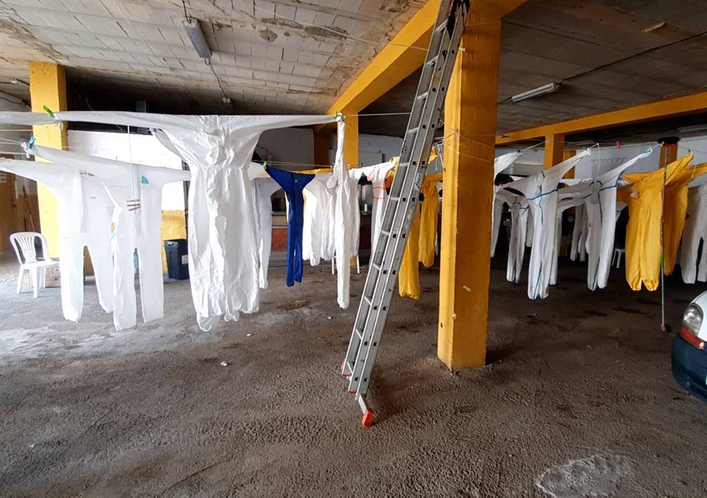 Ropa sanitaria y Epis lavados en el patio de la Hermandad de Emigrantes.