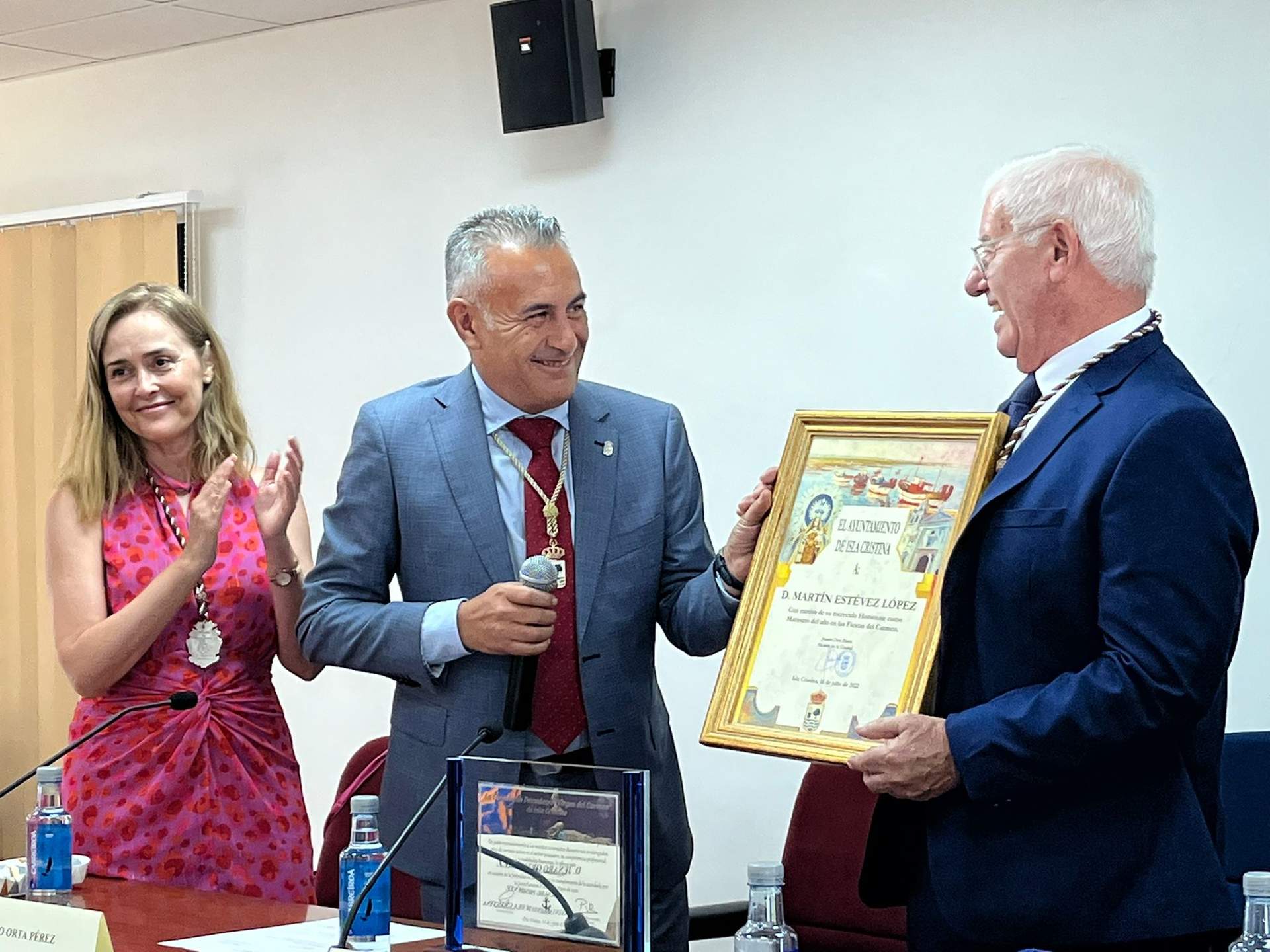 Jenaro Orta entregó al Homenajeado un pergamino conmemorativo