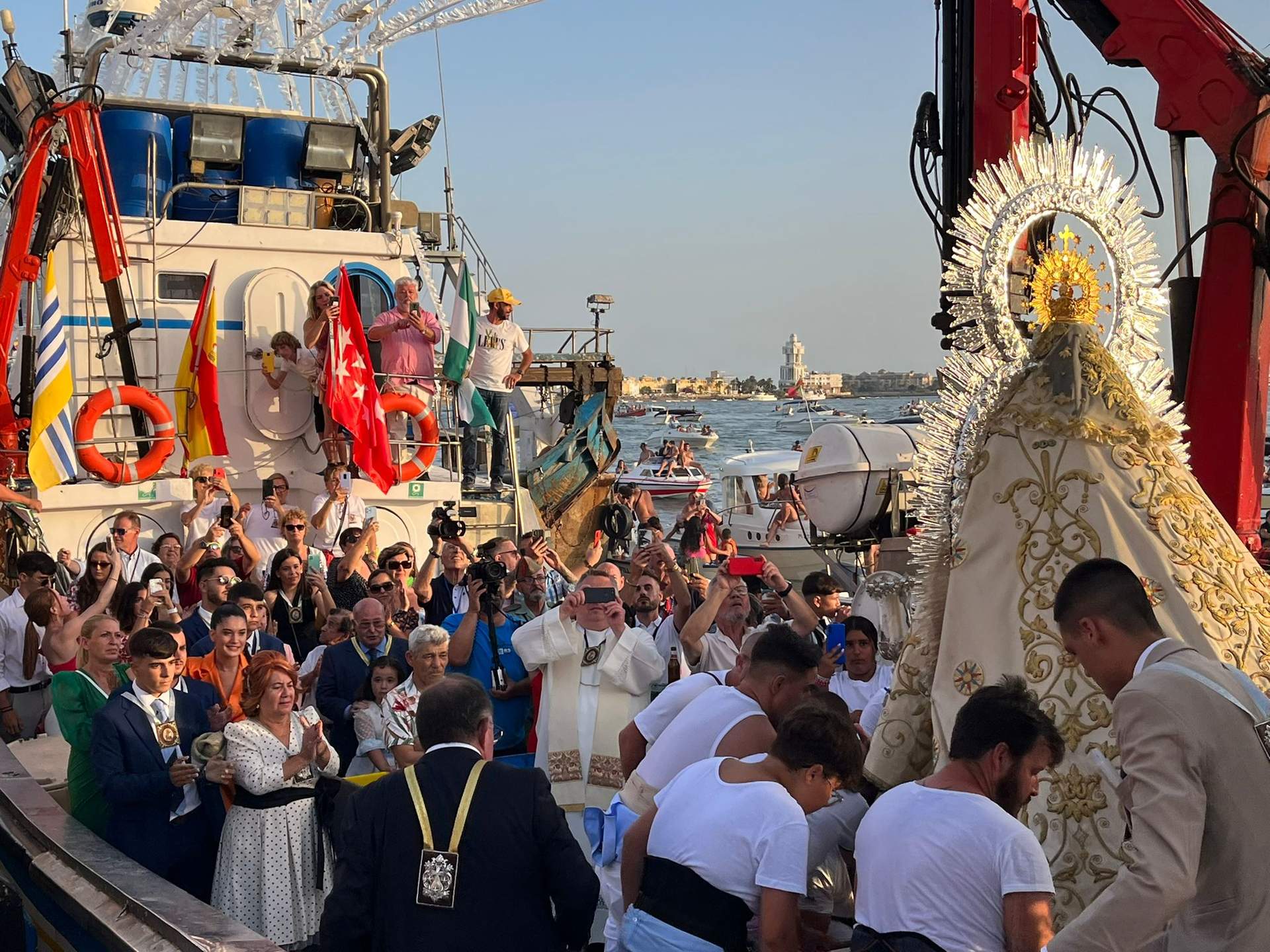 La Santisima Virgen recorrio la Ria en el Blanca de Jesus