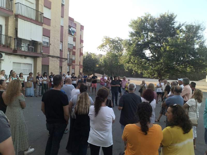 Vecinos de Huerto Paco en el aparcamiento que reivindican recuperar