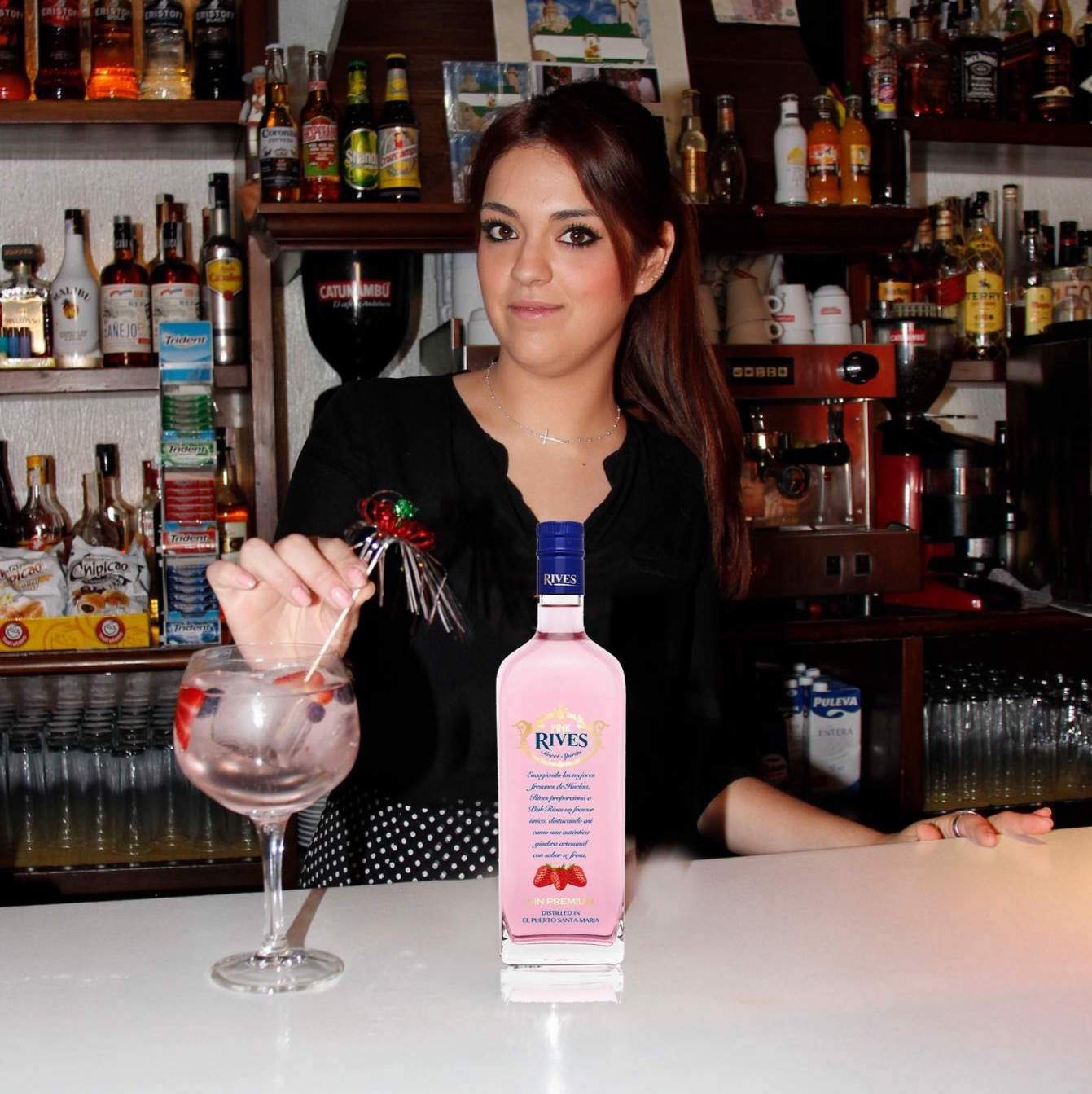 Una copa de Ginebra Rives
