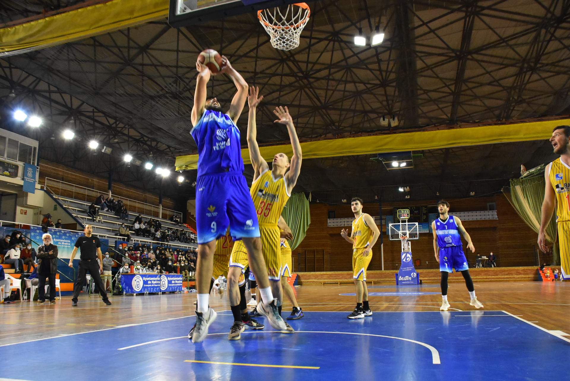 Sebas Domínguez durante el Ciudad de Huelva-Gymnástica.