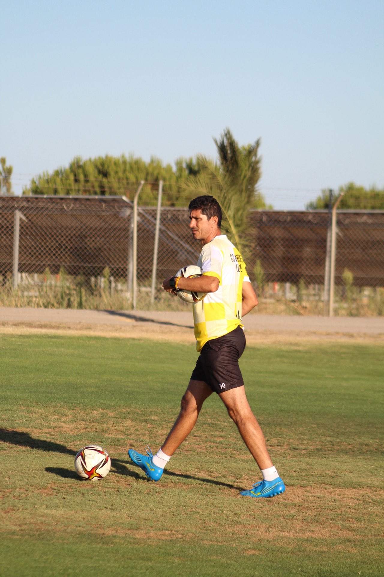 Pavón entrenando al San Roque de Lepe.