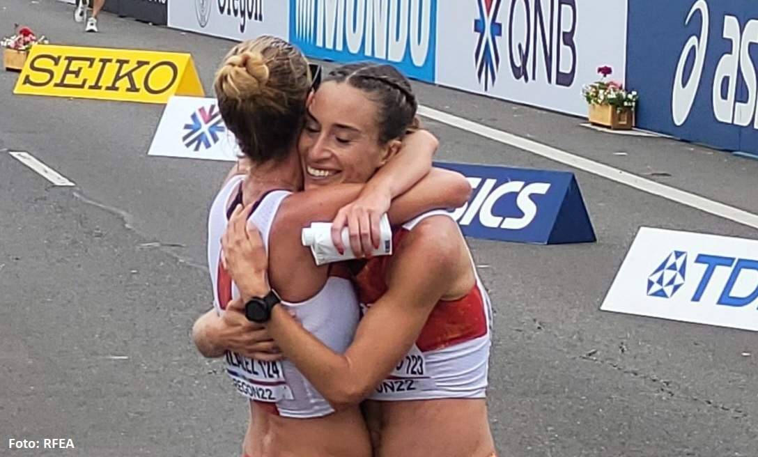 Laura García Caro se abraza a Raquel González, tras ser sexta en el Mundial de Oregón.