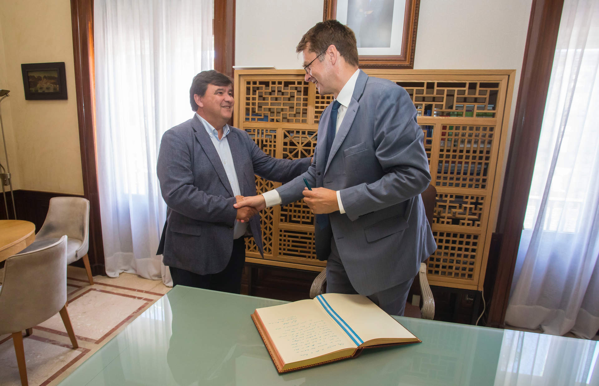 Recepción por parte del alcalde del Embajador Británico en España