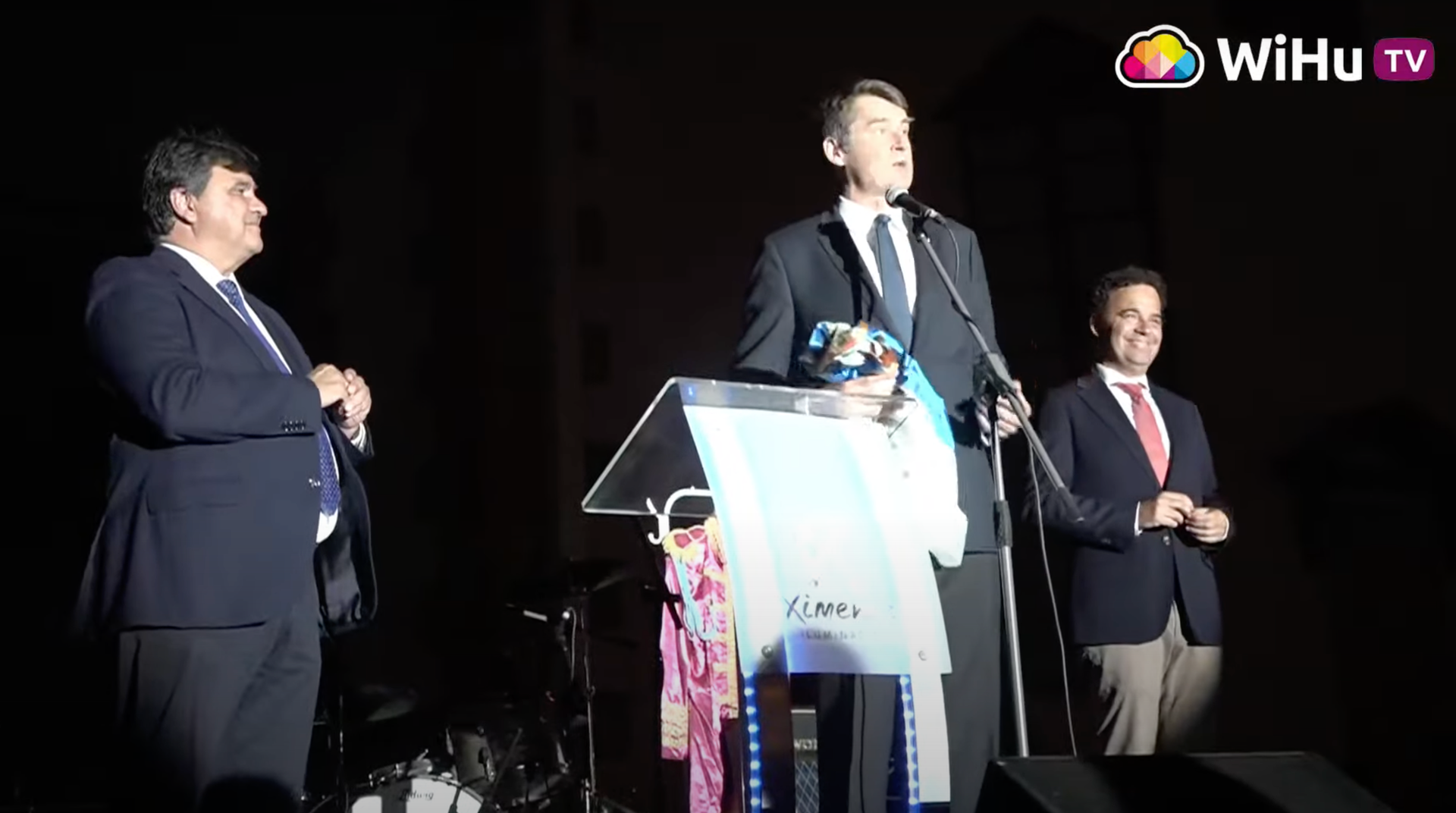 El alcalde junto con el embajador