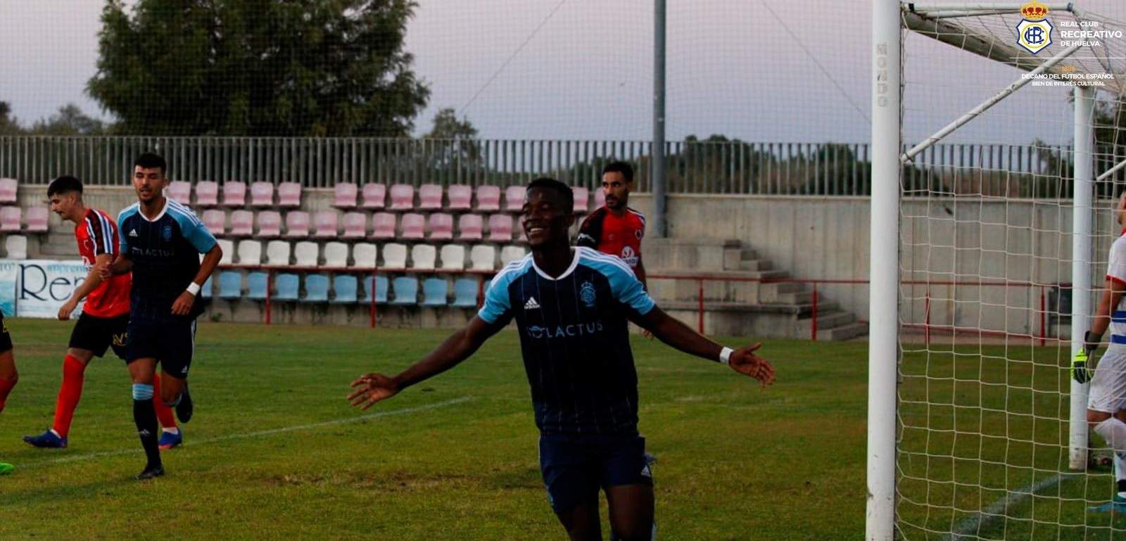 Diawara celebra su gol con el Recre.