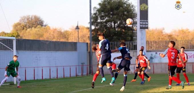 Lance del partido entre el Cartaya y el Recreativo.