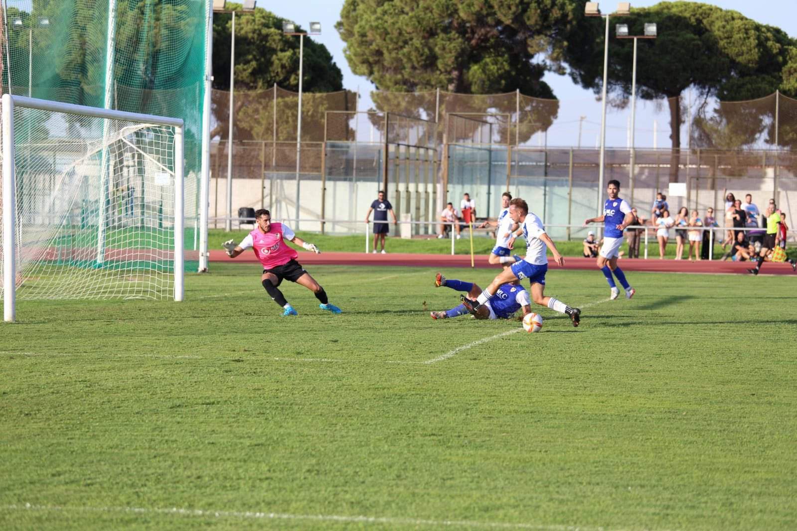 Una jugada del Recre ante el Linares.
