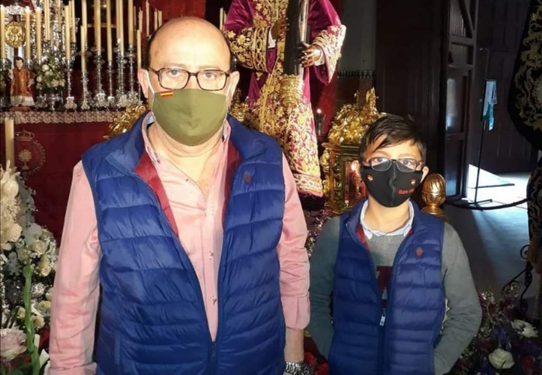 Junto a su nieto.