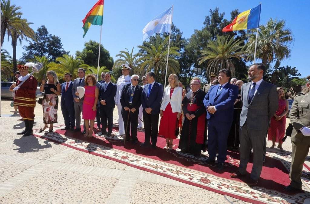 Autoridades civiles y militares en el izado de bandera.