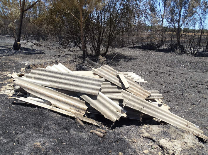 Amianto abandonado aparece tras quemarse la vegetación