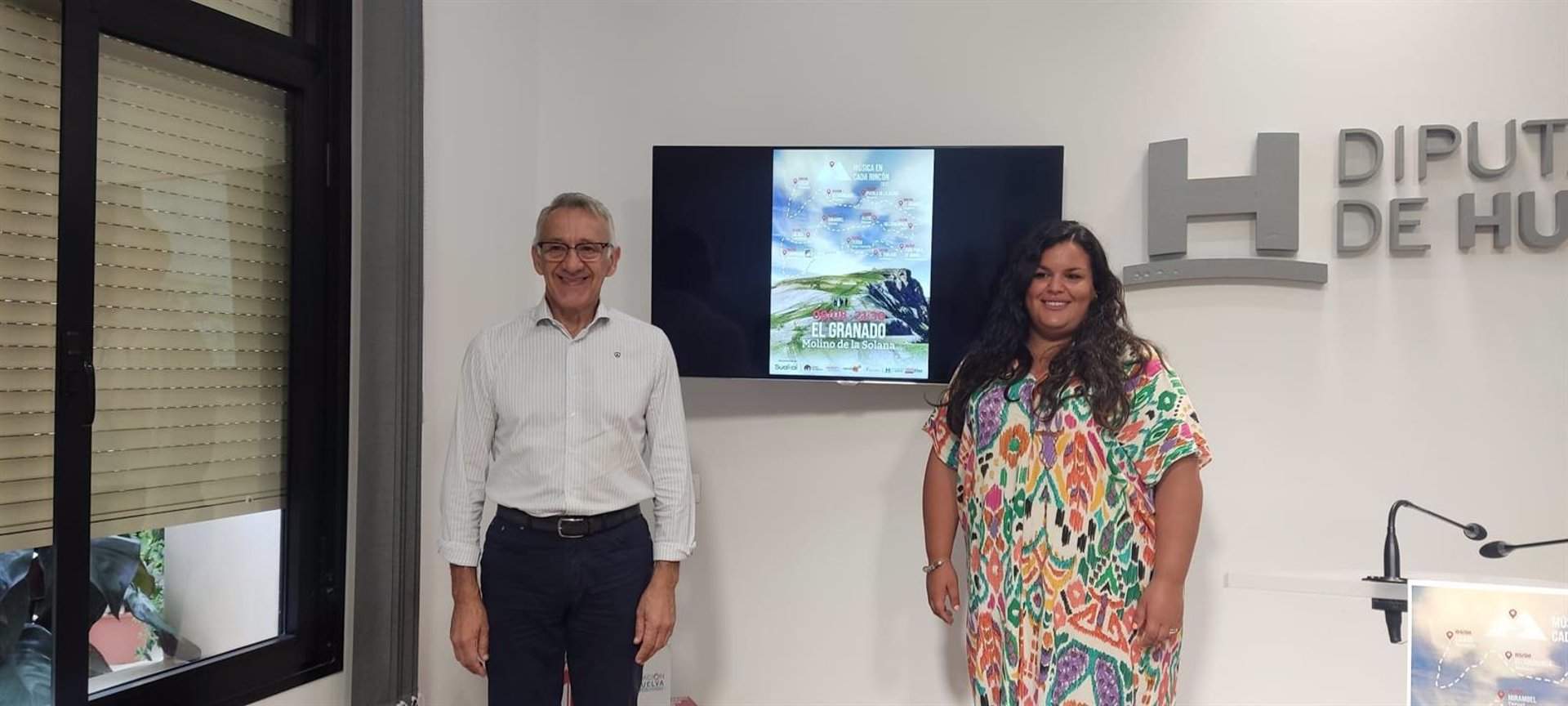 La alcaldesa, Mónica García, junto al vicepresidente de la Diputación, José Antonio García.
