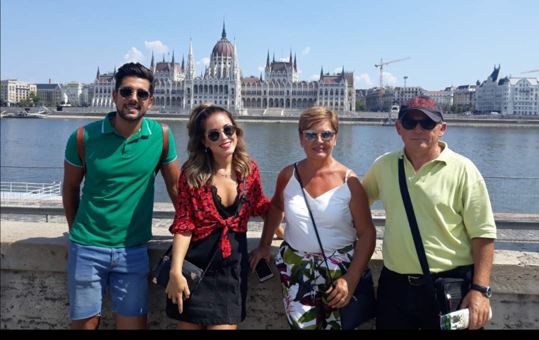 Junto a su familia.