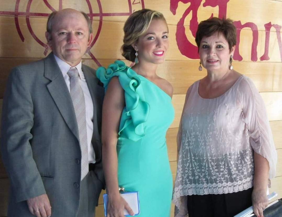JUnto a su familia en la UHU.