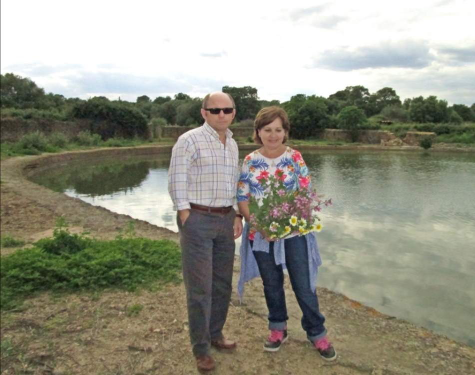 Junto a su esposa.