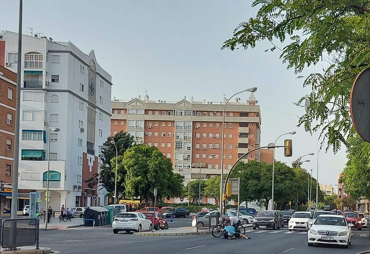 Momento en que el presunto tironero es placado en plena calle.