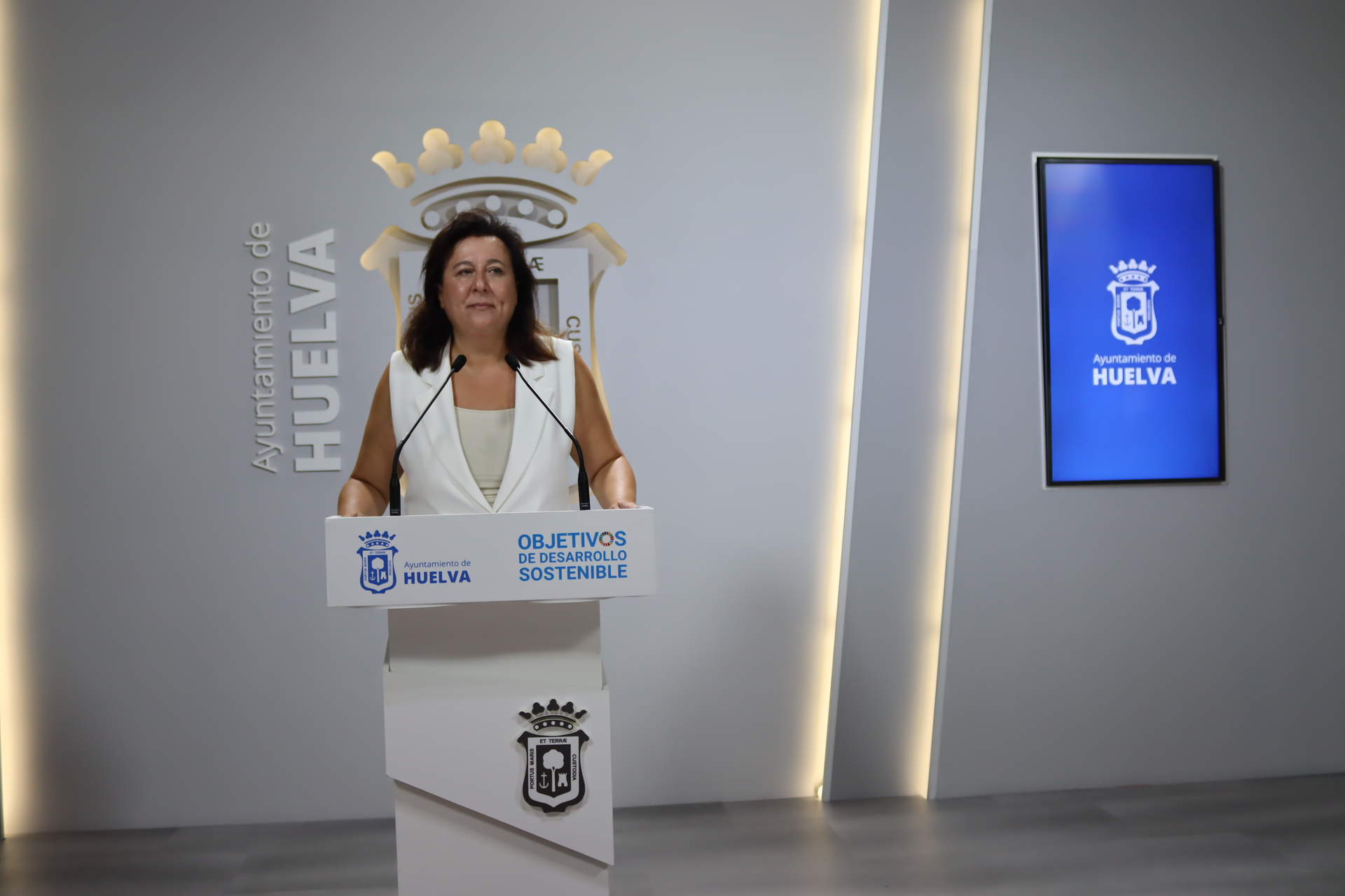 La concejala Esther Cumbrera presenta el plan de asfaltado.