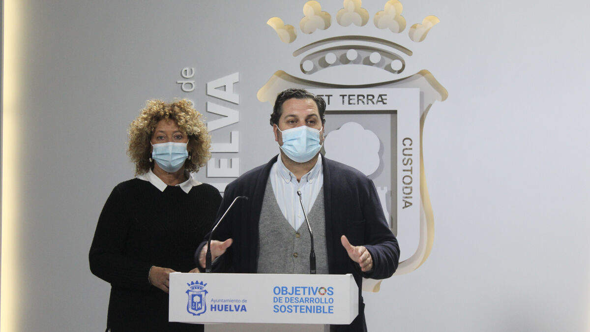 Jaime-Perez-acompanado-Pilar-Marin, en una rueda de prensa del PP.