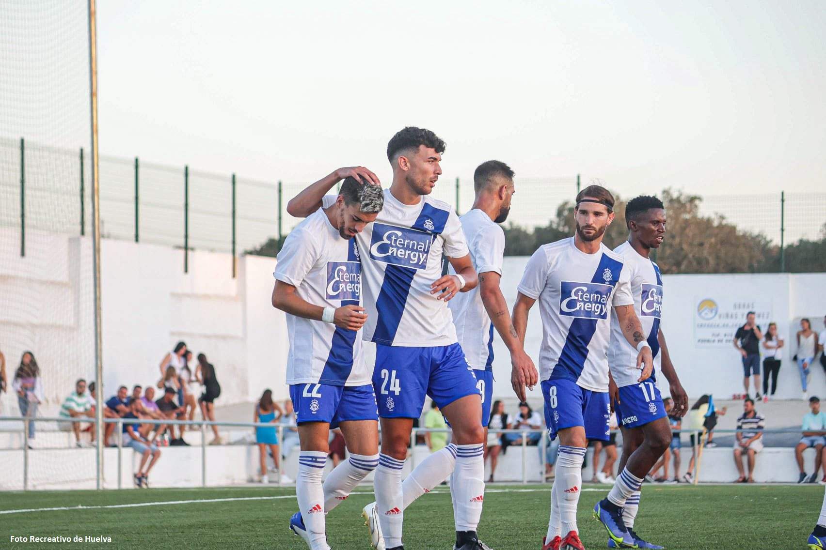 Jugadores del Recreativo celebrando uno de sus goles al Herrerías.